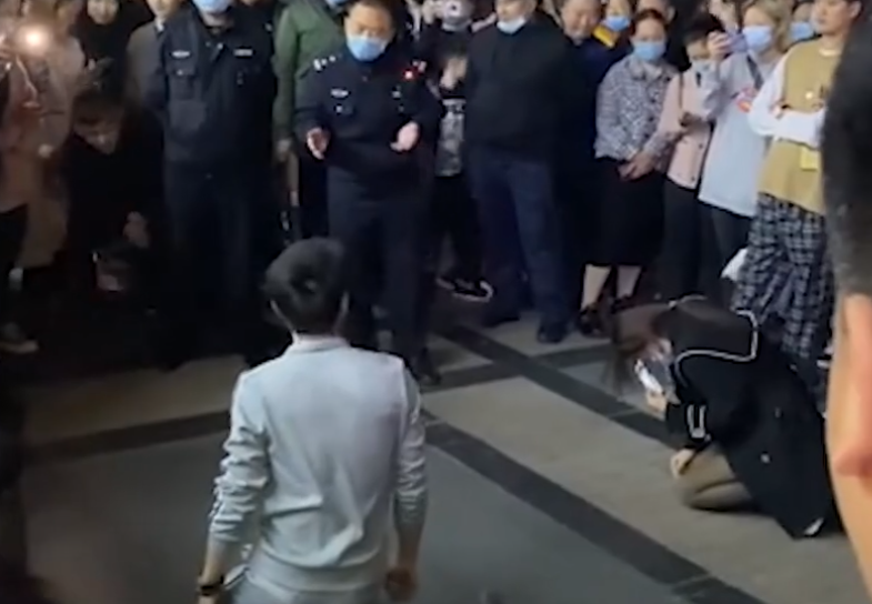 郑州男子爬行最新报道,郑州男子爬行现象,探寻背后的故事与意义,郑州男子爬行现象揭秘,背后的故事与意义最新报道