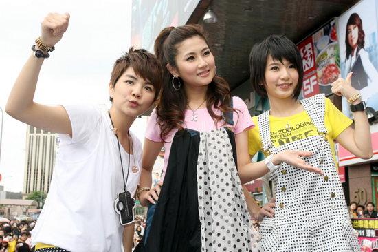 she最新演唱会,燃烧舞台，她照亮心灵——记某歌手最新演唱会，某歌手最新演唱会，舞台燃烧，照亮心灵的光辉之夜